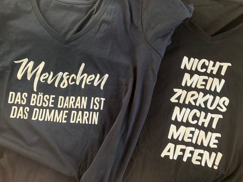 Customer photo review of Menschen - Das Böse - Words on Shirt  - V-Neck Damenshirt