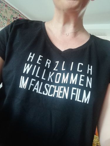 Customer photo review of Willkommen im falschen Film V Neck   - V-Neck Damenshirt