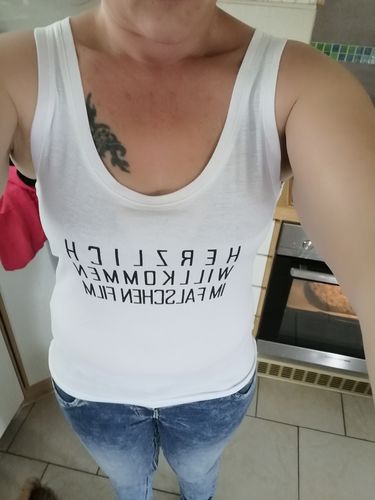 Customer photo review of Willkommen im falschen Film /white  - Frauen Tanktop
