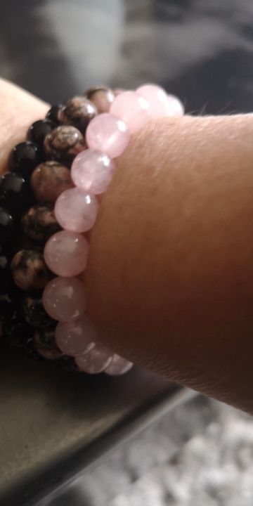 Customer photo review of Dreifach-Armband "Vertrauen in die Liebe" aus Rosenquarz, Rhodonit und Onyx