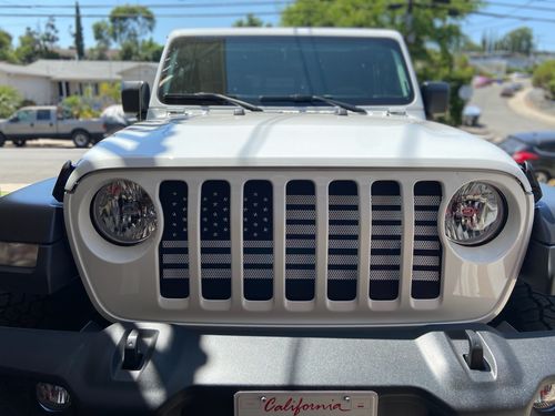 Customer photo review of USA Flag Mesh Grille Insert - Gray ( 18 - 19 Jeep Wrangler JL)