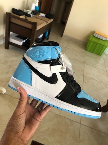 Customer photo review of Jordan 1 Retro “UNC Patent”