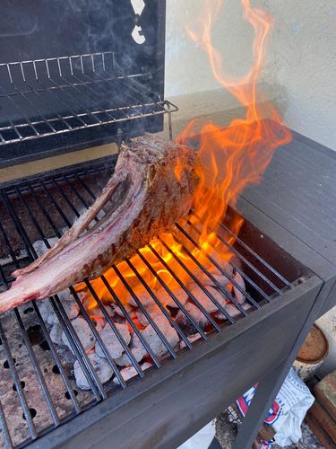 Reseña con foto de un cliente sobre Rib Eye Tomahawk Steak