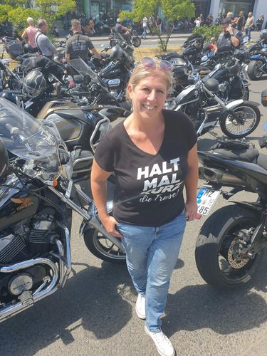 Customer photo review of Halt mal kurz die Fresse  - V-Neck Damenshirt