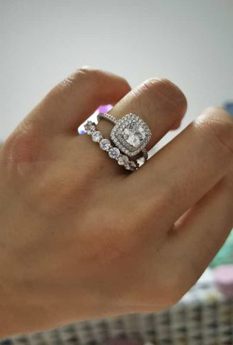 Customer photo review of Louilyjewelry Sterling Silver Double Halo Cushion Cut Wedding Ring Set