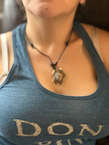 Customer photo review of Collier Tortue Bois - Hawaïen