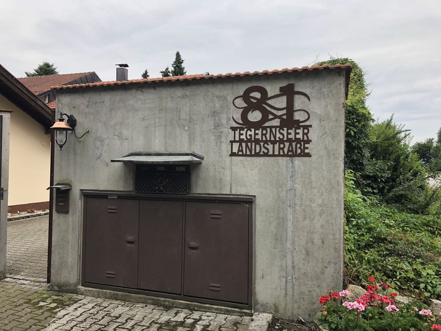 Customer photo review of Hausnummern-Monogramm "Ornamental Style" zweizeilig mit Namen (personalisierbar)