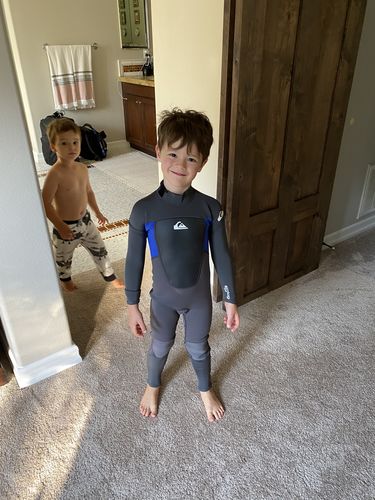 Customer photo review of Quiksilver Prologue 3/2 mm Back Zip Wetsuit - Boy's