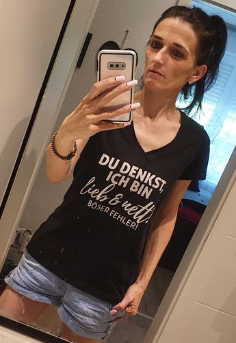 Customer photo review of Du denkst ich bin lieb und nett?  - V-Neck Damenshirt