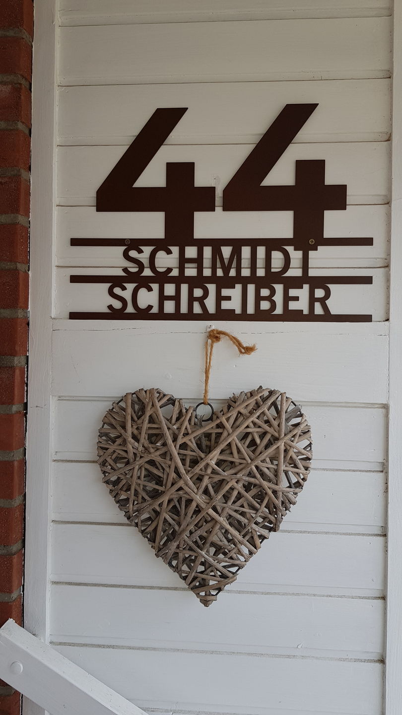Customer photo review of Hausnummer "Modest Art" zweizeilig aus edlem Stahl mit Familiennamen