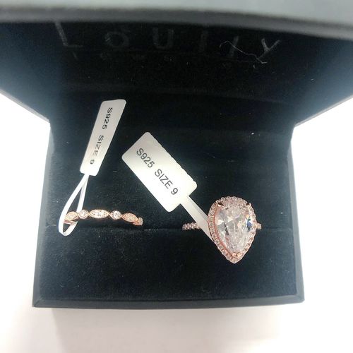 Customer photo review of Louilyjewelry Rose Gold Halo Pear Cut Wedding Ring Set