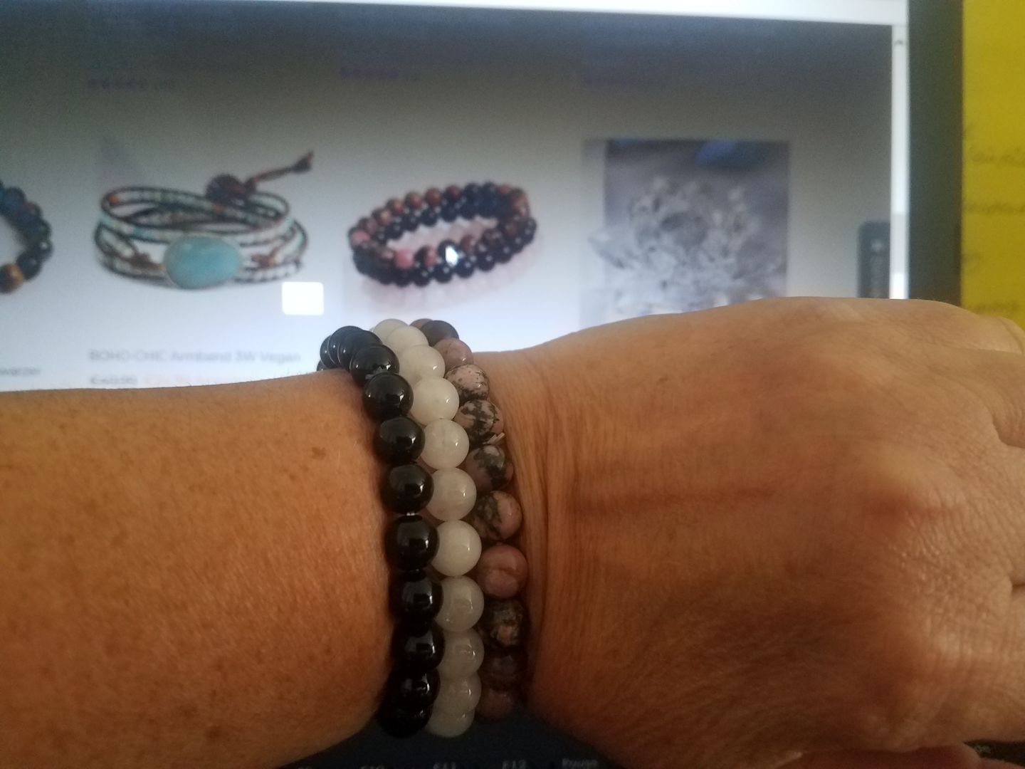 Customer photo review of Dreifach-Armband "Vertrauen in die Liebe" aus Rosenquarz, Rhodonit und Onyx