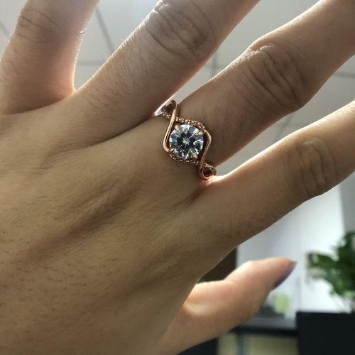 Customer photo review of Louilyjewelry 1.0 Carat Round Cut Engagement Ring In Sterling Silver