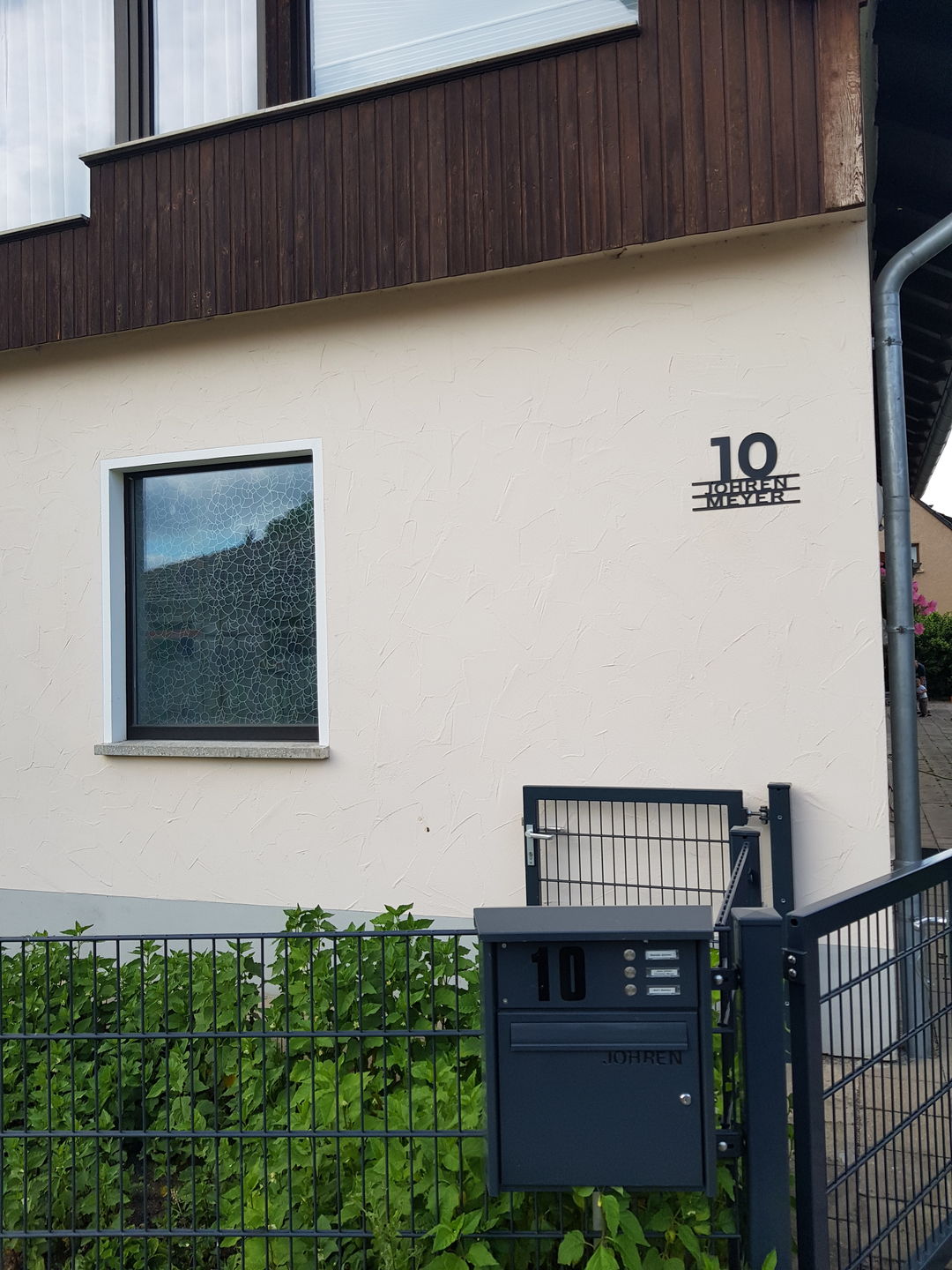 Customer photo review of Hausnummer "Modest Art" zweizeilig aus edlem Stahl mit Familiennamen