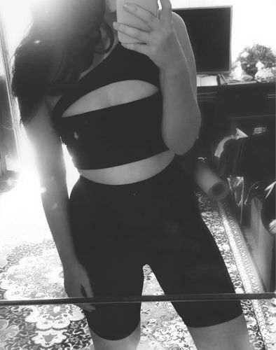 Customer photo review of Ensemble short et top avec fente décolleté