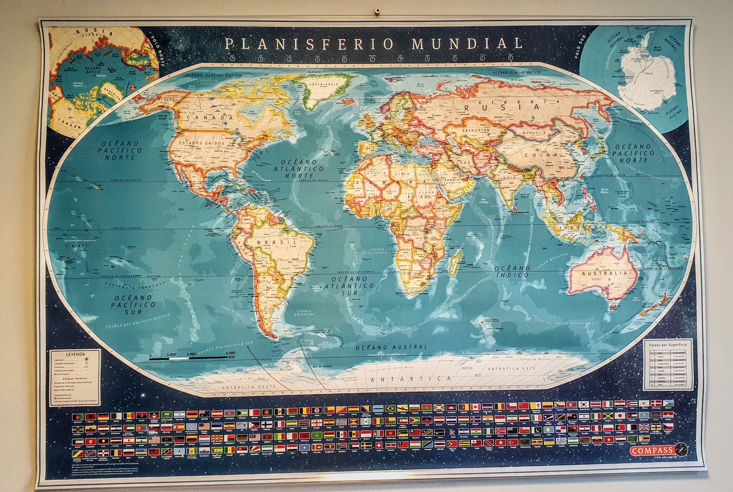 Customer photo review of Mapa del Mundo Político con Banderas y Europa 2020 - Lámina
