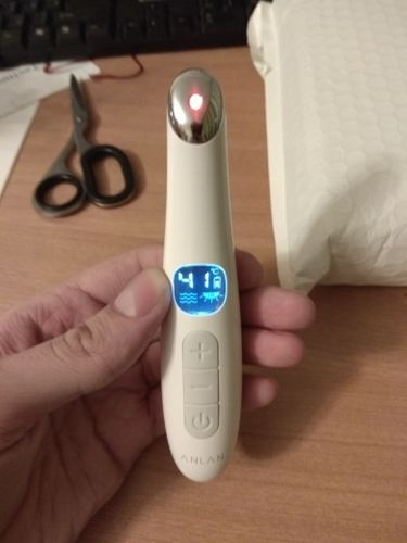 Customer photo review of Electric Anti Wrinkle Eye Massager whit Heat and LED Screen - USB Rechargeable