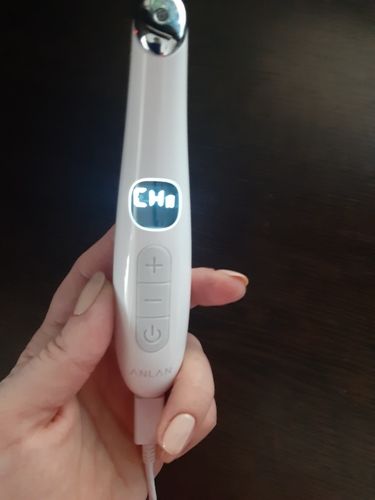 Customer photo review of Electric Anti Wrinkle Eye Massager whit Heat and LED Screen - USB Rechargeable