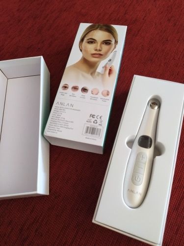 Customer photo review of Electric Anti Wrinkle Eye Massager whit Heat and LED Screen - USB Rechargeable