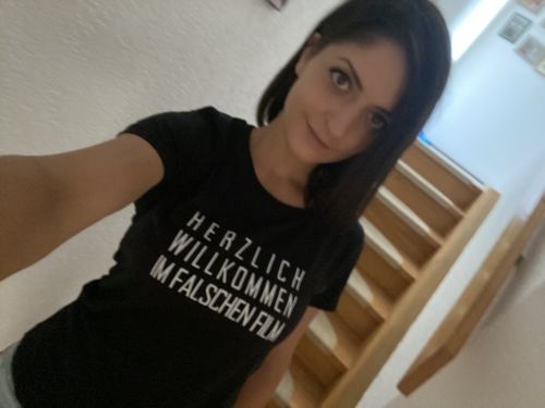 Customer photo review of Herzlich willkommen im falschen Film  - Damenshirt