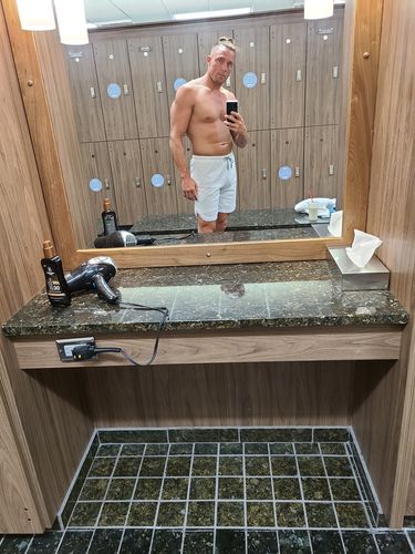 Customer photo review of 7" Pocket Hybrid Shorts