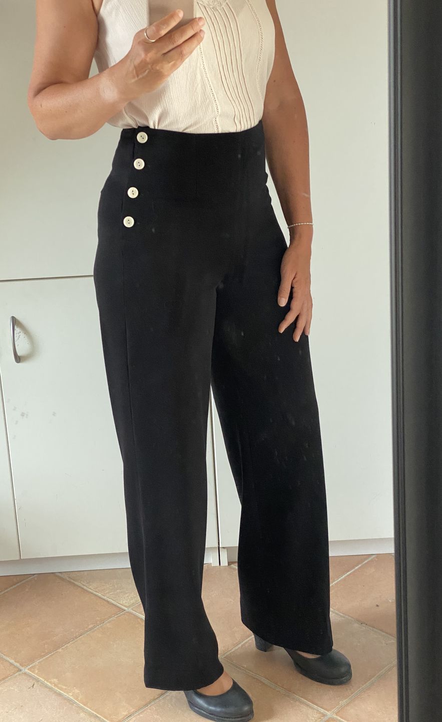Customer photo review of Højtaljede swing bukser med brede ben i sort
