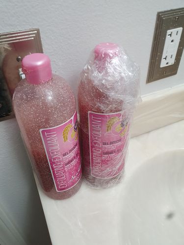 Customer photo review of Fair and White So White! Exfoliating Shower Tonic Scrub 940ml / 31.78 fl oz