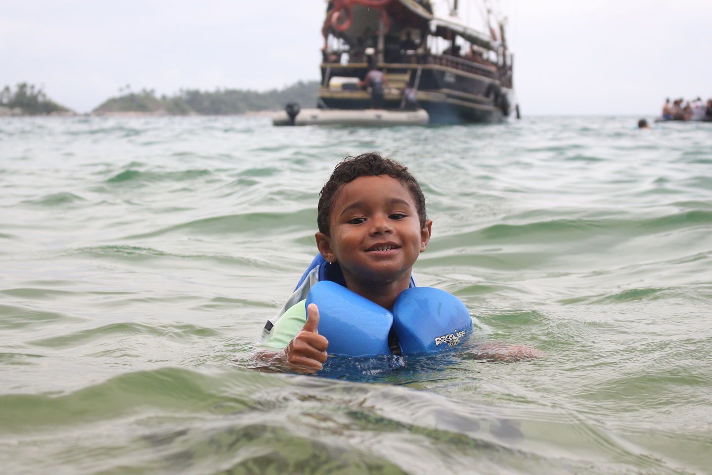 Customer photo review of Camisa Flutuadora Infantil Floater