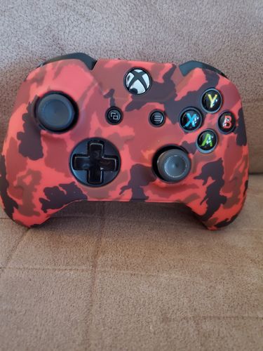 Customer photo review of Crimson Red Camo - XBOX One Controller Skin