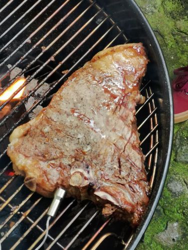 Reseña con foto de un cliente sobre T-Bone Steak
