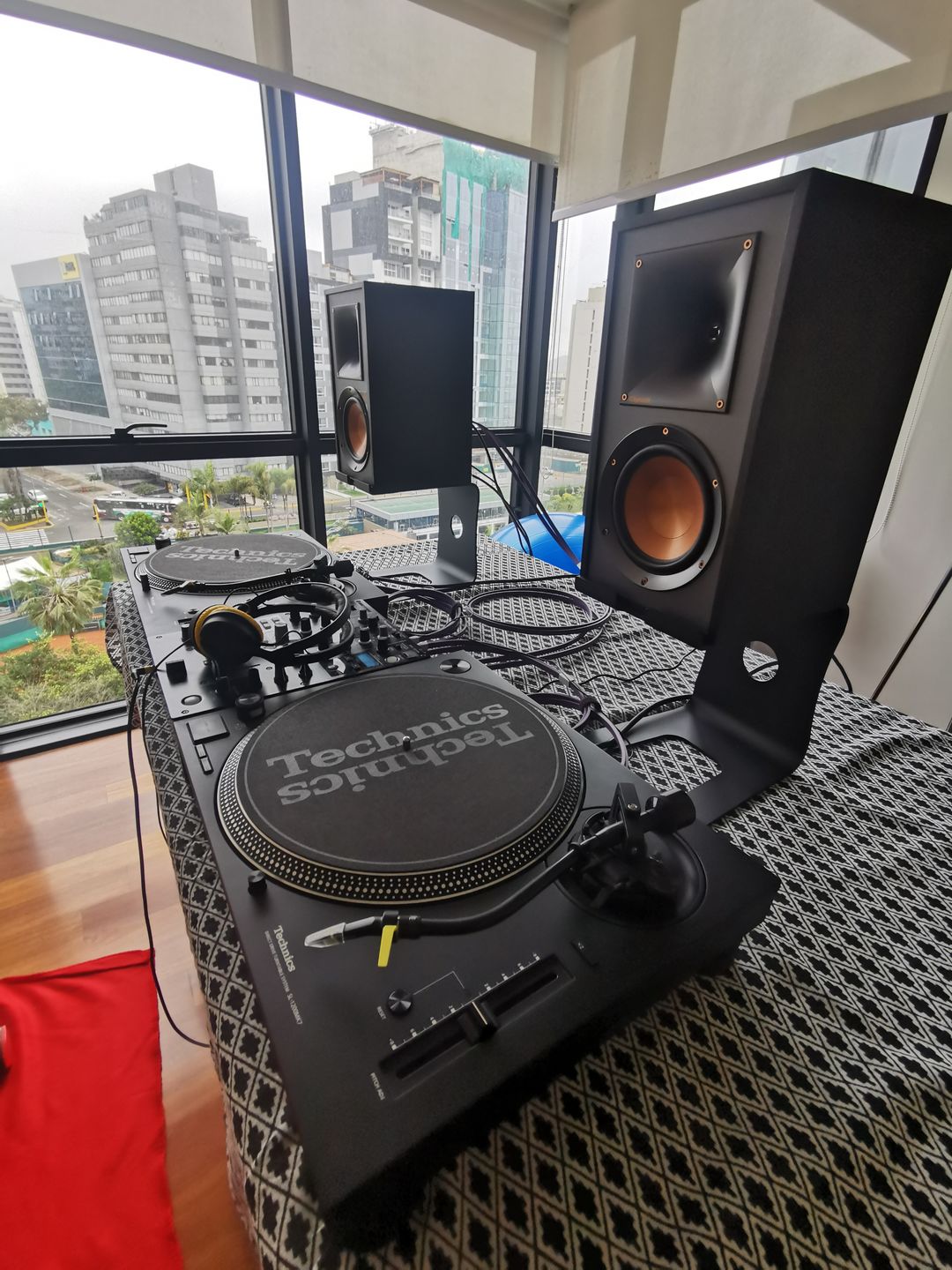 Customer photo review of SOUNDRISE PRO Studio Monitor Stands 9" | Made in USA | Pair