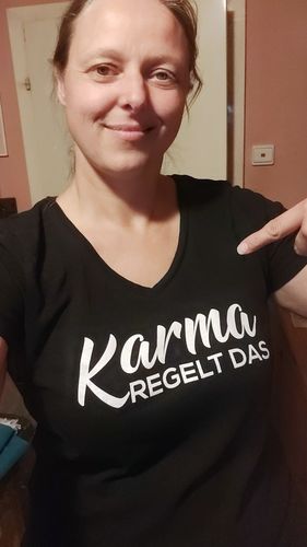 Customer photo review of Karma regelt das - Words on Shirts  - V-Neck Damenshirt