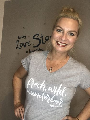 Customer photo review of Frech, Wild, Wunderbar - Words on Shirt  - V-Neck Damenshirt
