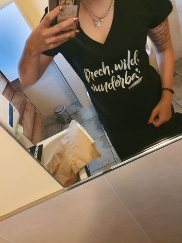 Customer photo review of Frech, Wild, Wunderbar - Words on Shirt  - V-Neck Damenshirt