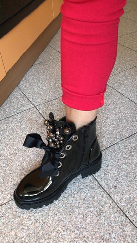 Customer photo review of Sweet Shoes - Anfibi con Fiocco Effetto Lucido Donna