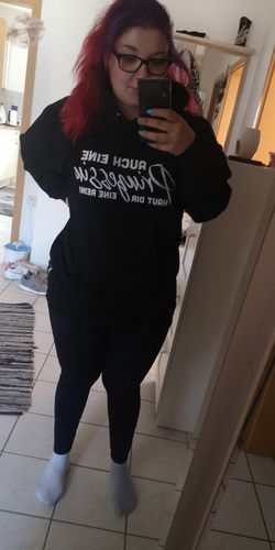 Customer photo review of Auch eine Prinzessin haut dir eine rein. - Words on Shirt  - Unisex Kapuzenpullover Hoodie