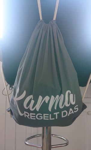 Customer photo review of Karma regelt das - Words on Shirts  - Baumwoll Gymsac