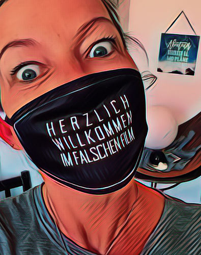 Customer photo review of Willkommen im falschen Film - Maske  - Gesichtsmaske -  Words on Shirts