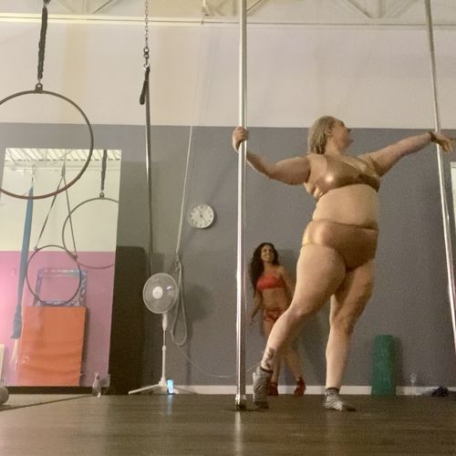 Customer photo review of Rose Gold 'Fawnia' Twist Sports Bra