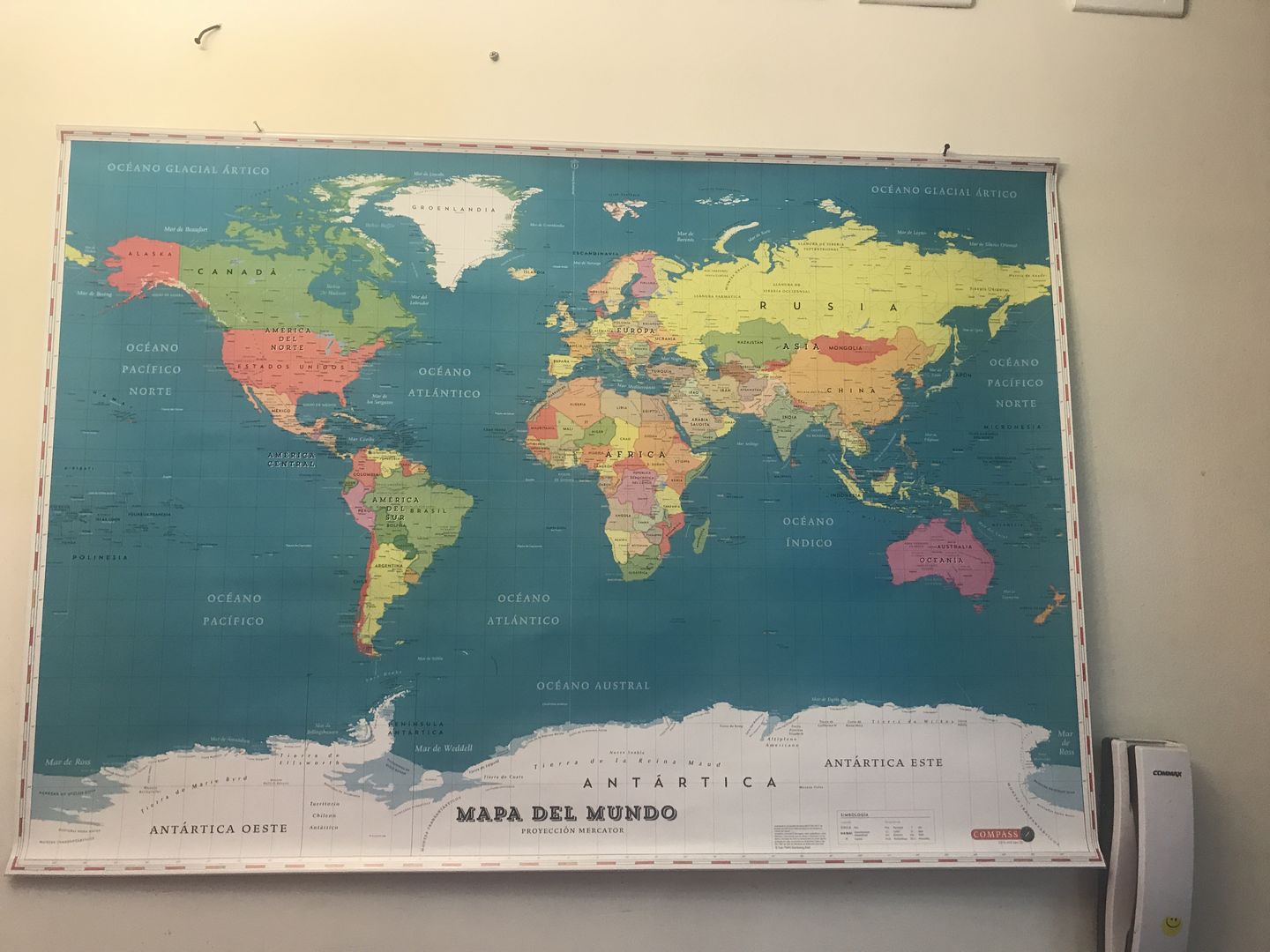 Customer photo review of Mapa del Mundo Político y Geográfico 2020 - Lámina