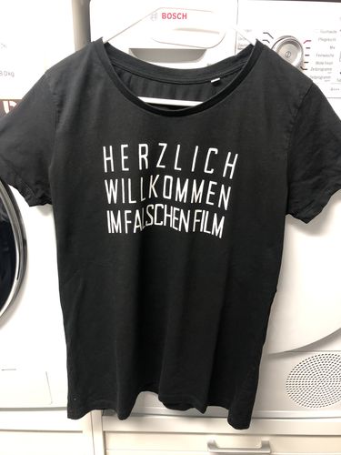 Customer photo review of Herzlich willkommen im falschen Film  - Damenshirt