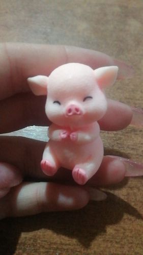 Cochon porte-bonheur couch/é porc heureux en fa/ïence comme porte-bonheur et talisman du P/érou fabriqu/é individuellement comme produit artisanal