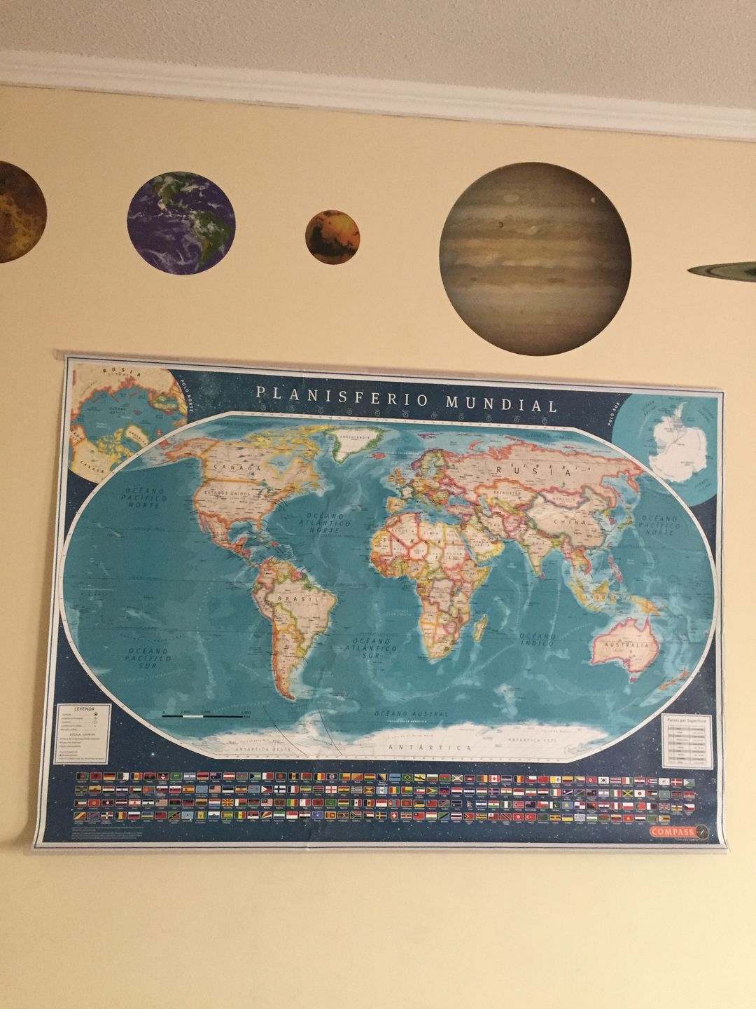 Customer photo review of Mapa del Mundo Político con Banderas y Europa 2020 - Lámina