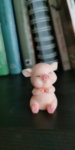 Cochon porte-bonheur couch/é porc heureux en fa/ïence comme porte-bonheur et talisman du P/érou fabriqu/é individuellement comme produit artisanal