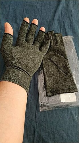 Customer photo review of NovaGlove™ - Arthritis Therapy Gloves (1 pair)