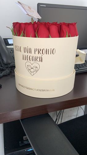 Customer photo review of Caja de Rosas Rojas - "Este Día Pronto Llegará"