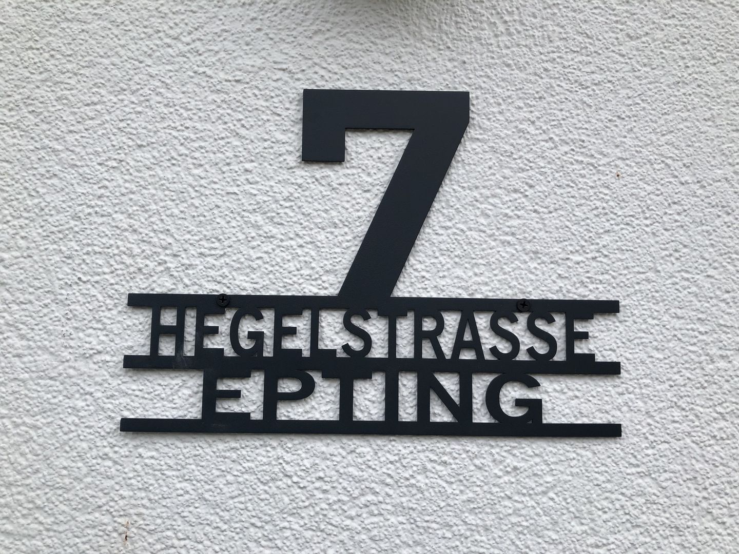 Customer photo review of Hausnummer "Modest Art" zweizeilig aus edlem Stahl mit Familiennamen