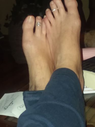 Customer photo review of 4mm Hawaiian Scroll Smooth Edge Toe Ring