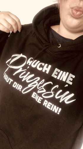 Customer photo review of Auch eine Prinzessin haut dir eine rein. - Words on Shirt  - Unisex Kapuzenpullover Hoodie