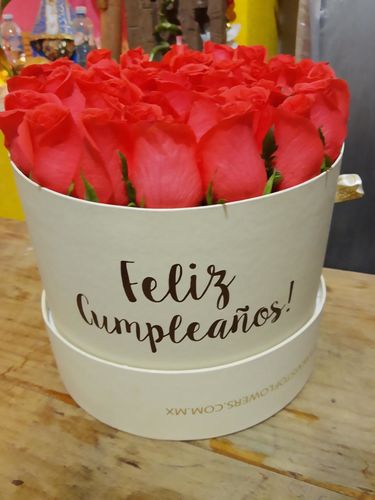 Customer photo review of Caja de Rosas Naranja  - Feliz Cumpleaños!